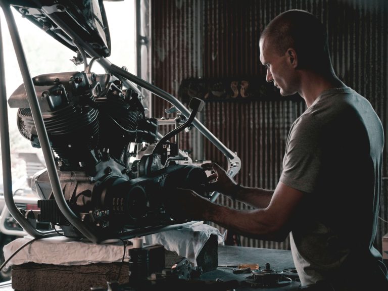 Fanoušek motorsportu z Farnborough si postavil motokrosový stroj na zahradě z dílů z Temu za 500 £